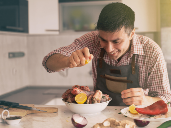 Eine ausgewogene ernährung ist die grundlage für eine optimale ernährung des mannes